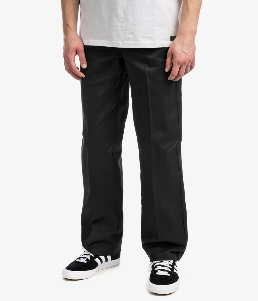 Pantalon Dickies 874 noir porté par un mannequin 