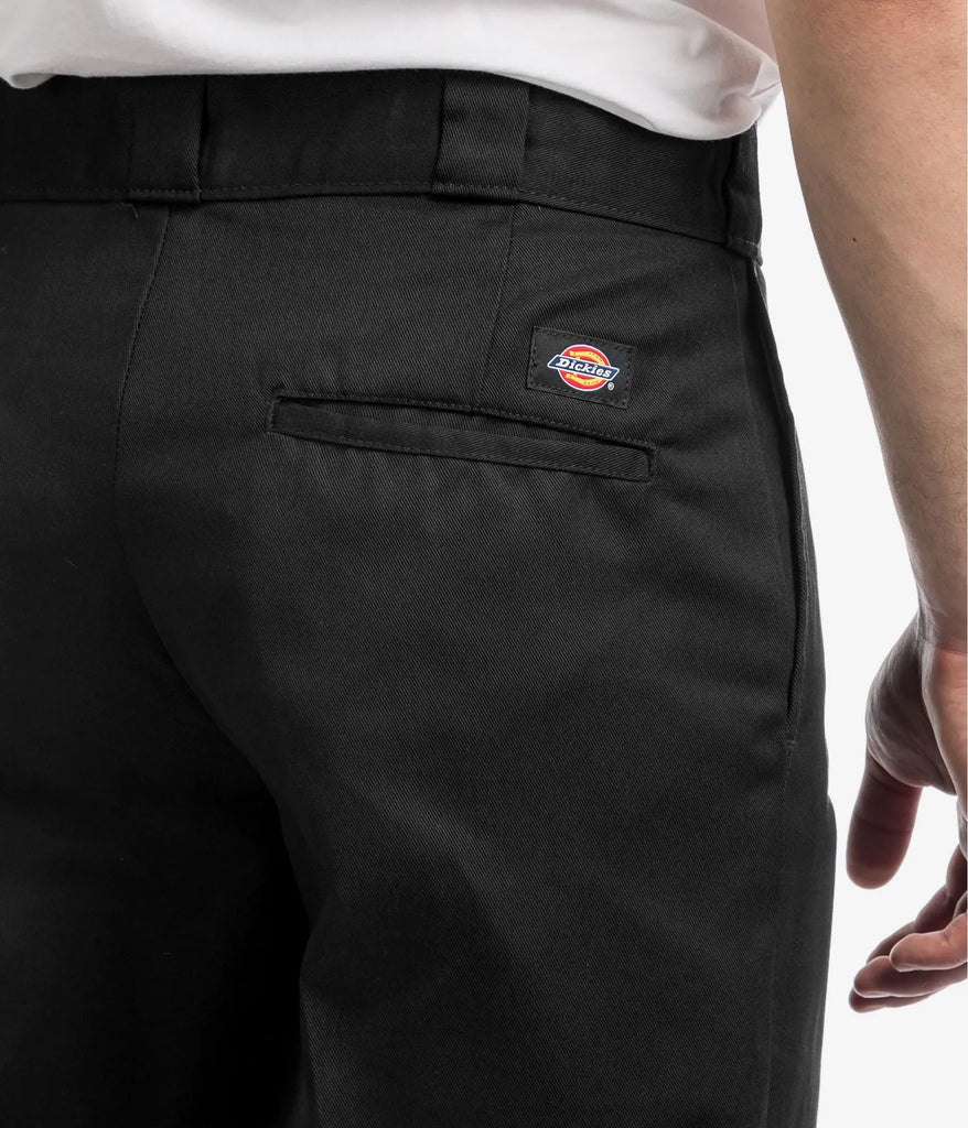 Pantalon dickies 874 noir vue des fesses avec le logo étiquetté