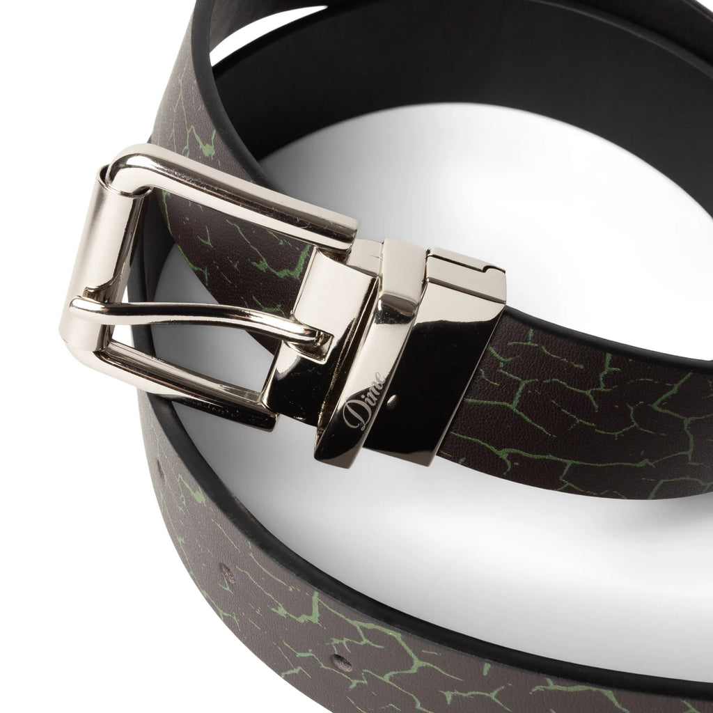 Ceinture Reversible Leather Dime MTL – ceinture cuir noir et craquelé avec boucle logo, réversible, tailles S-M et L-XL. Zoom sur la boucle