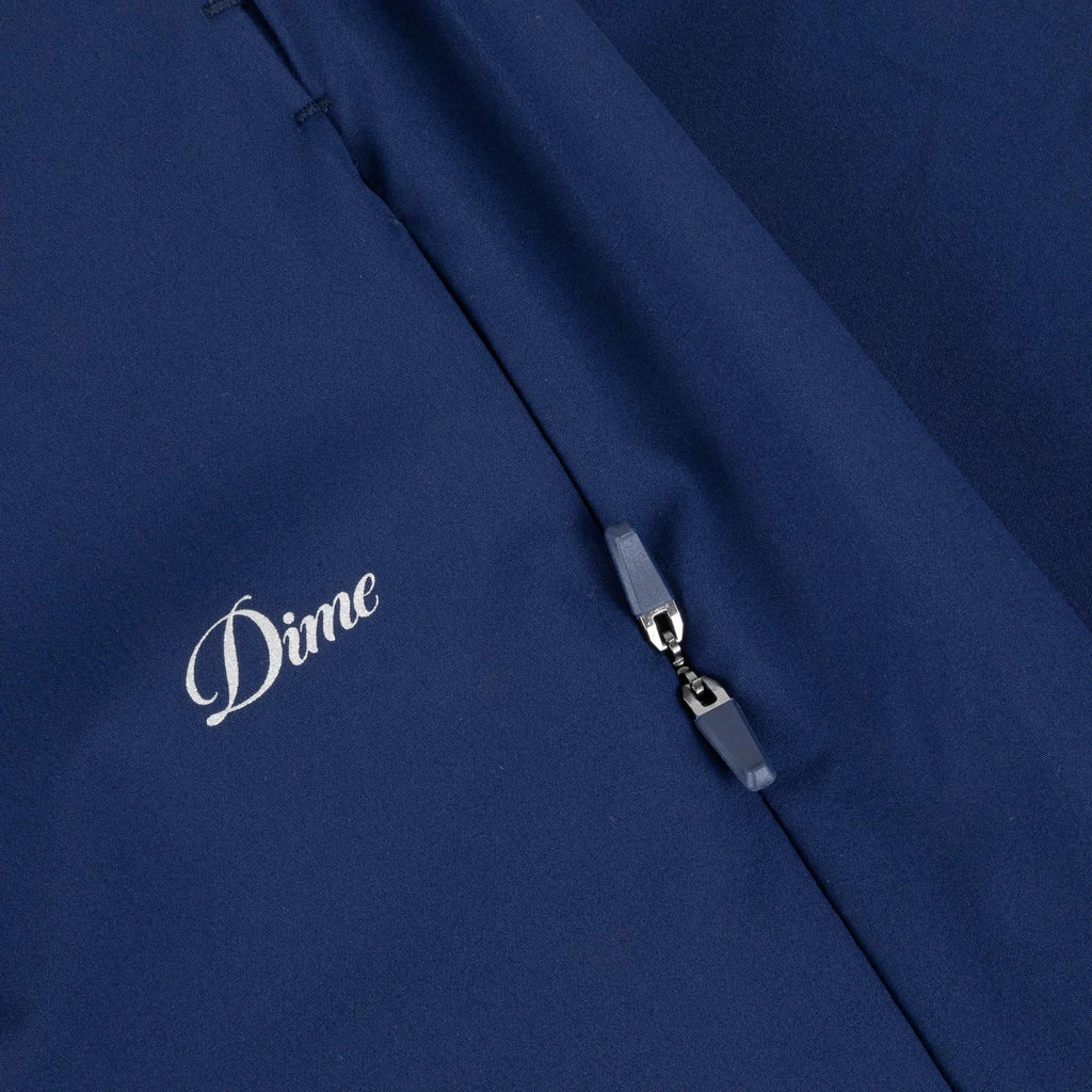Pantalon Athletic Zip Dime MTL Dark Blue – coupe sportive, logo 3M réfléchissant, poches pratiques et zips discrets. Vue sur le logo imprimé