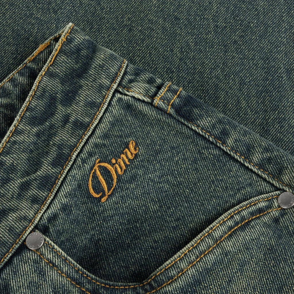 Pantalon Baggy Denim Dime MTL – coupe ample, coton denim pré-rétréci, broderies premium, poches western et logo Classic. Vue sur la broderie de poche