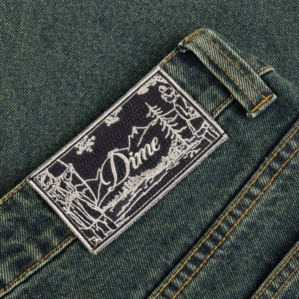 Pantalon Baggy Denim Dime MTL – coupe ample, coton denim pré-rétréci, broderies premium, poches western et logo Classic. Vue sur label ceinture