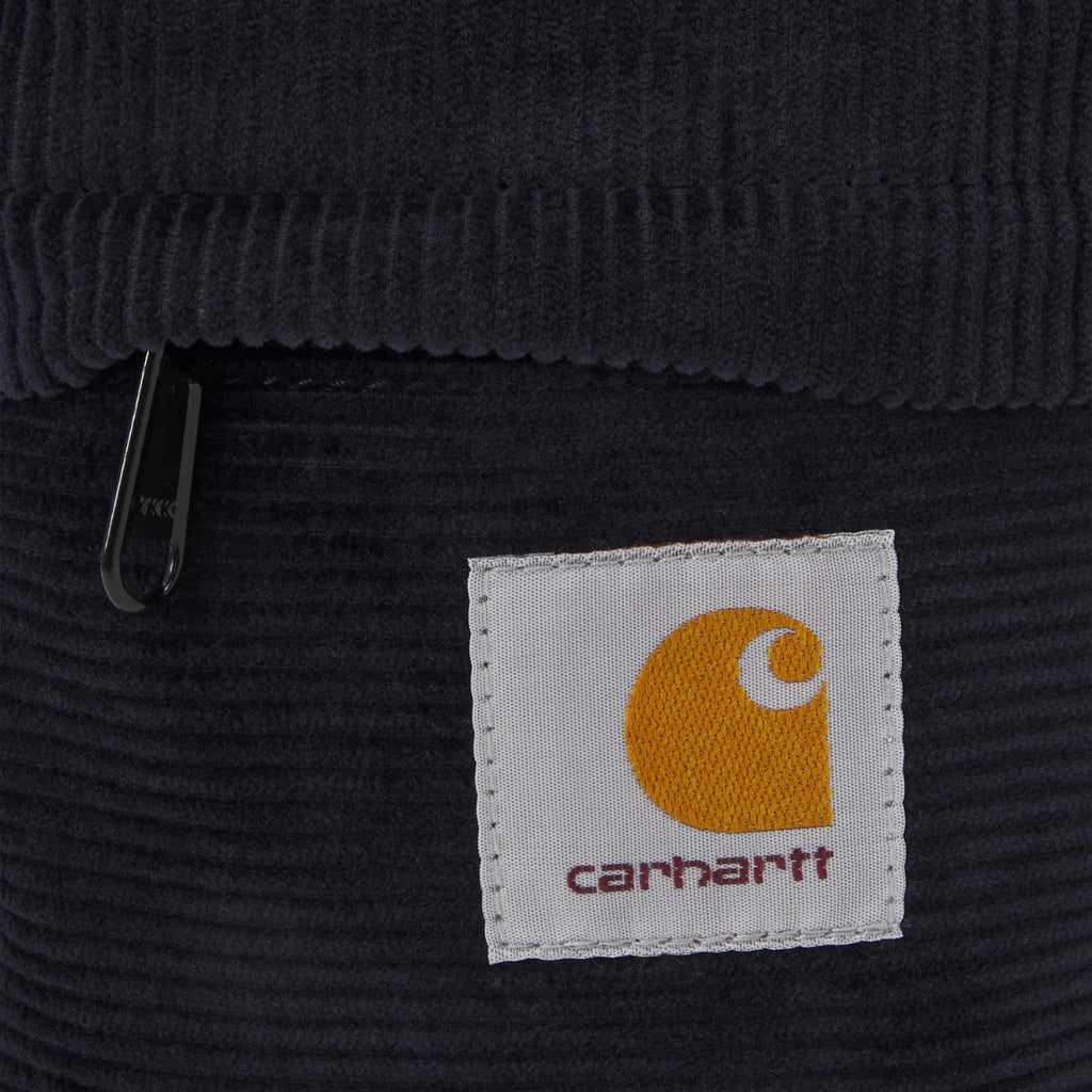 Sacoche Carhartt WIP Flint shoulder Dark Navy ouverte vue sur le logo zoomé