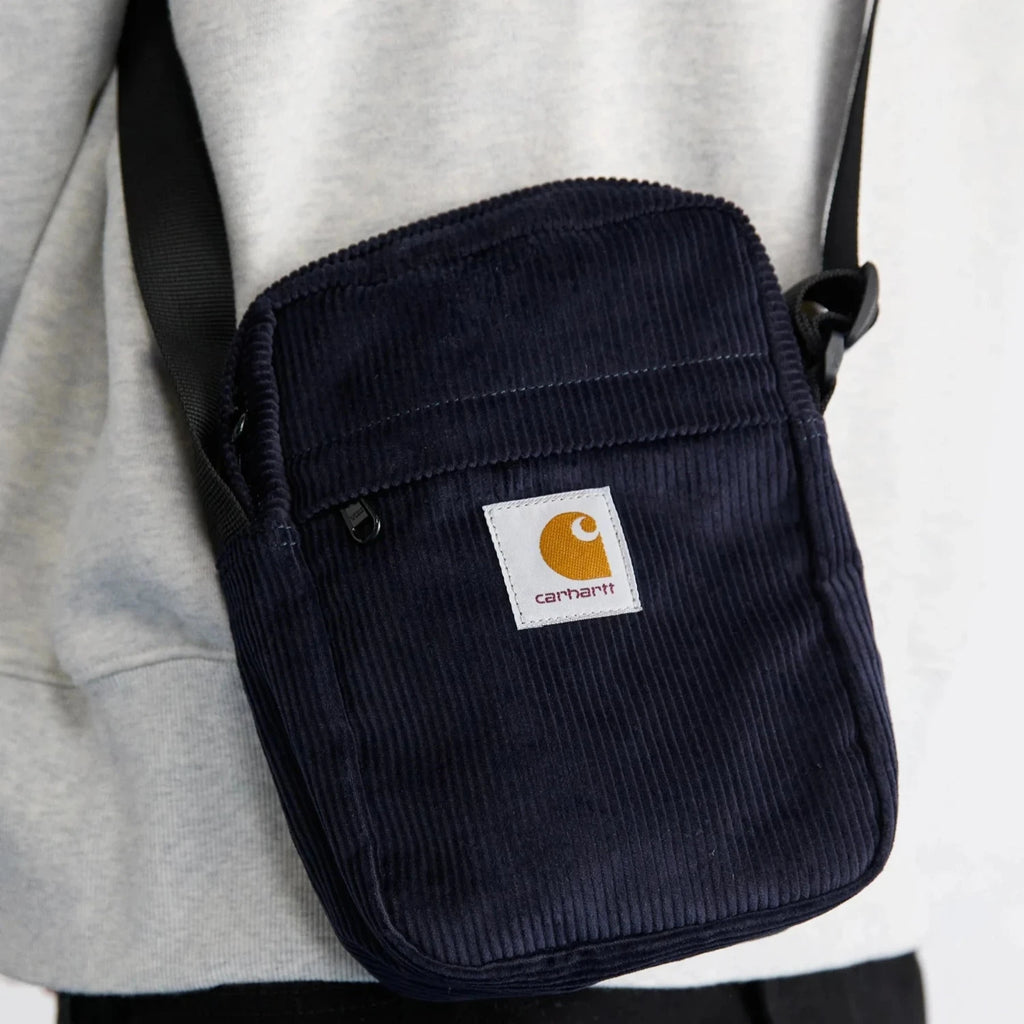 Mannequin vue de dos portant la Sacoche Carhartt WIP Flint Shoulder Pouch Dark Navy 