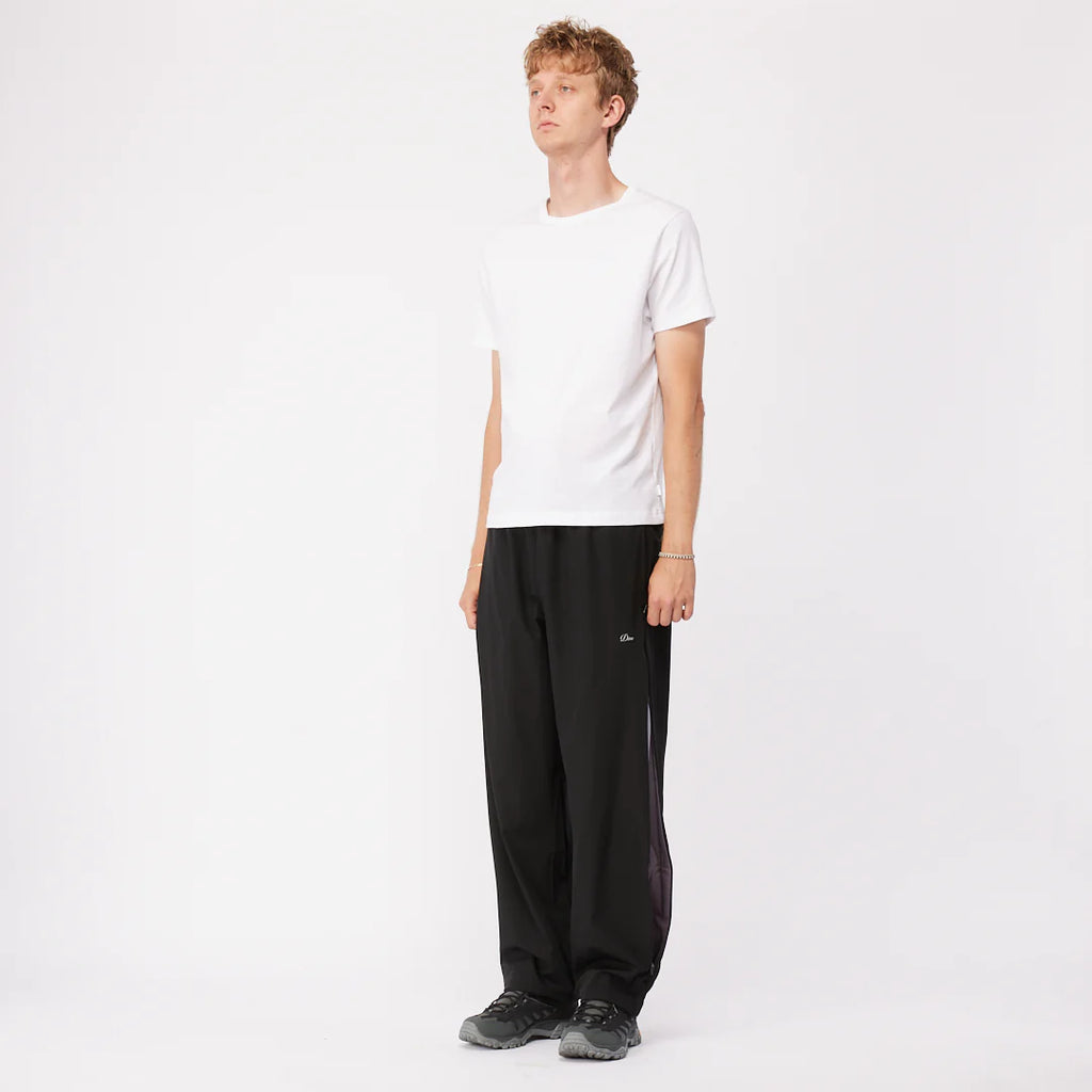 Pantalon Athletic Zip Dime MTL – coupe sportive, poches pratiques, zips discrets, logo 3M réfléchissant. Vue sur mannequin homme