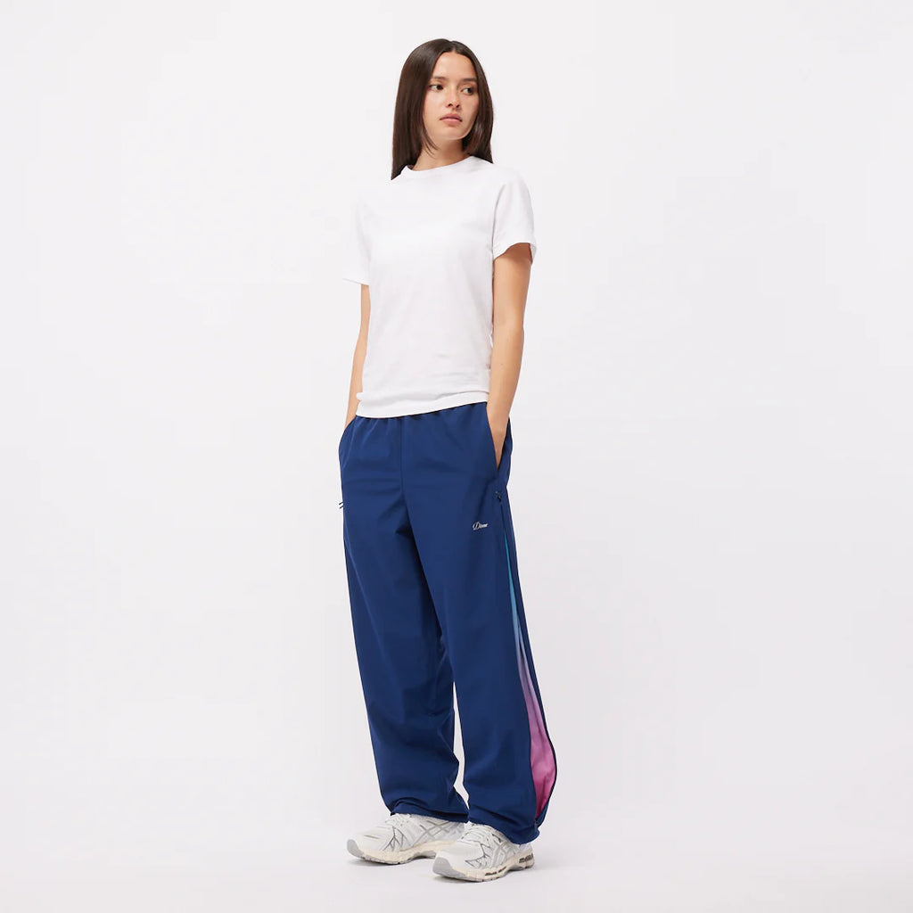 Pantalon Athletic Zip Dime MTL Dark Blue – coupe sportive, logo 3M réfléchissant, poches pratiques et zips discrets. Vue sur mannequin