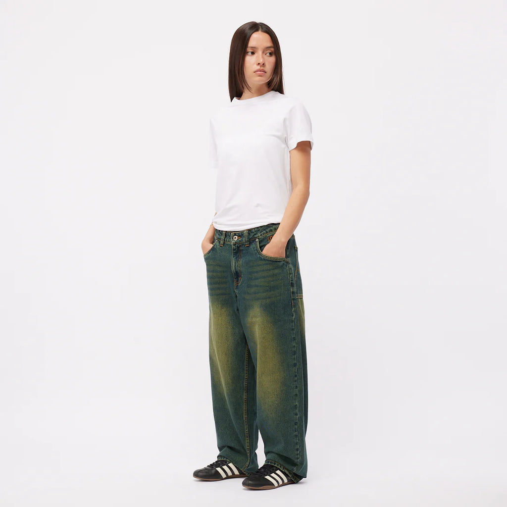 Pantalon Baggy Denim Dime MTL – coupe ample, coton denim pré-rétréci, broderies premium, poches western et logo Classic. Vue sur mannequin fille