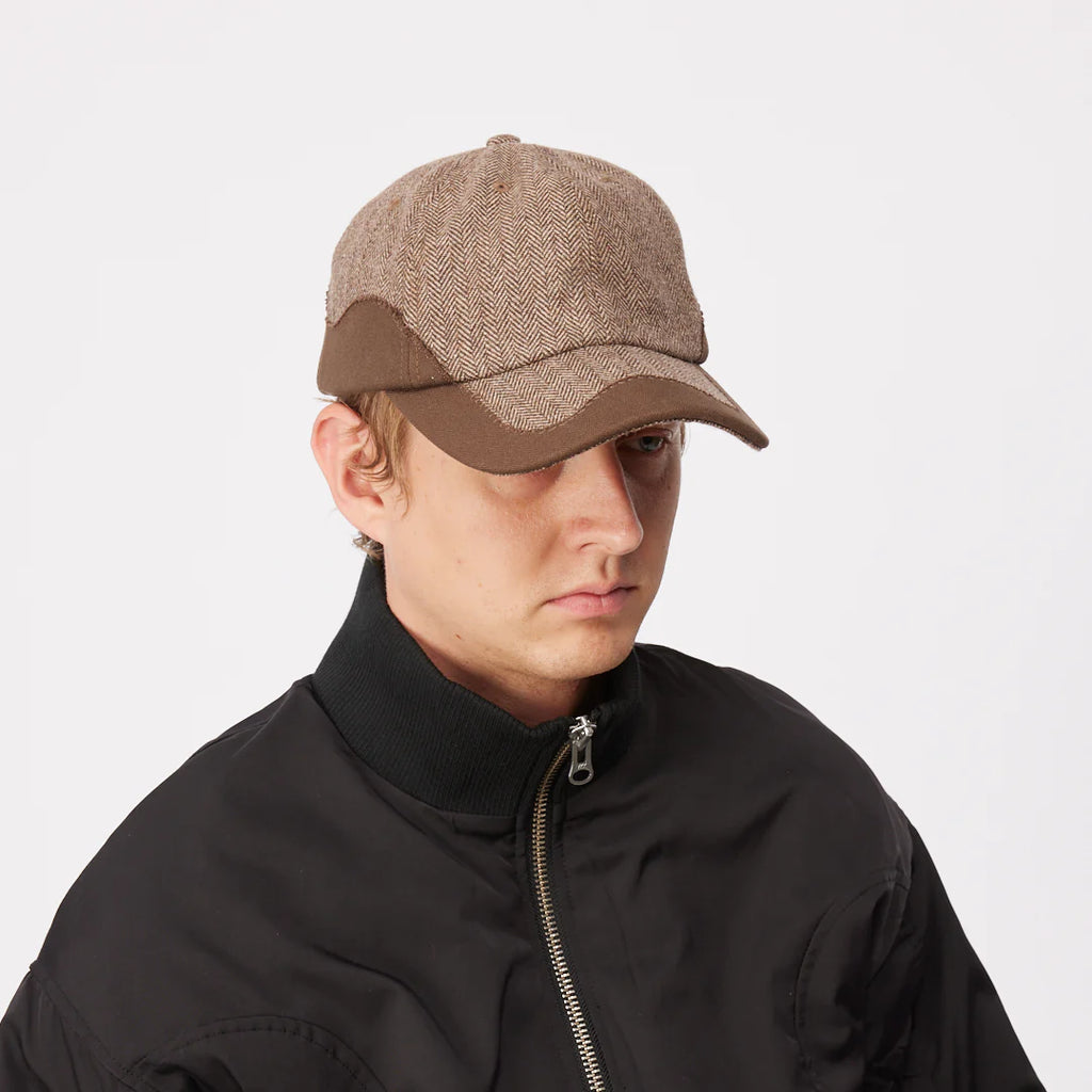 Casquette Dime MTL Heritage Low Pro – mélange laine/polyester, motif chevron, lanière cuir logo embossé, style skate Mons. Vue sur mannequin