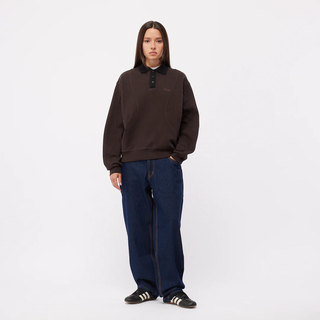 Polo French Terry Dime MTL – coton 100 %, coutures ondulées, broderie poitrine et finitions côtelées, parfait pour un look skate chic. Vue sur mannequin