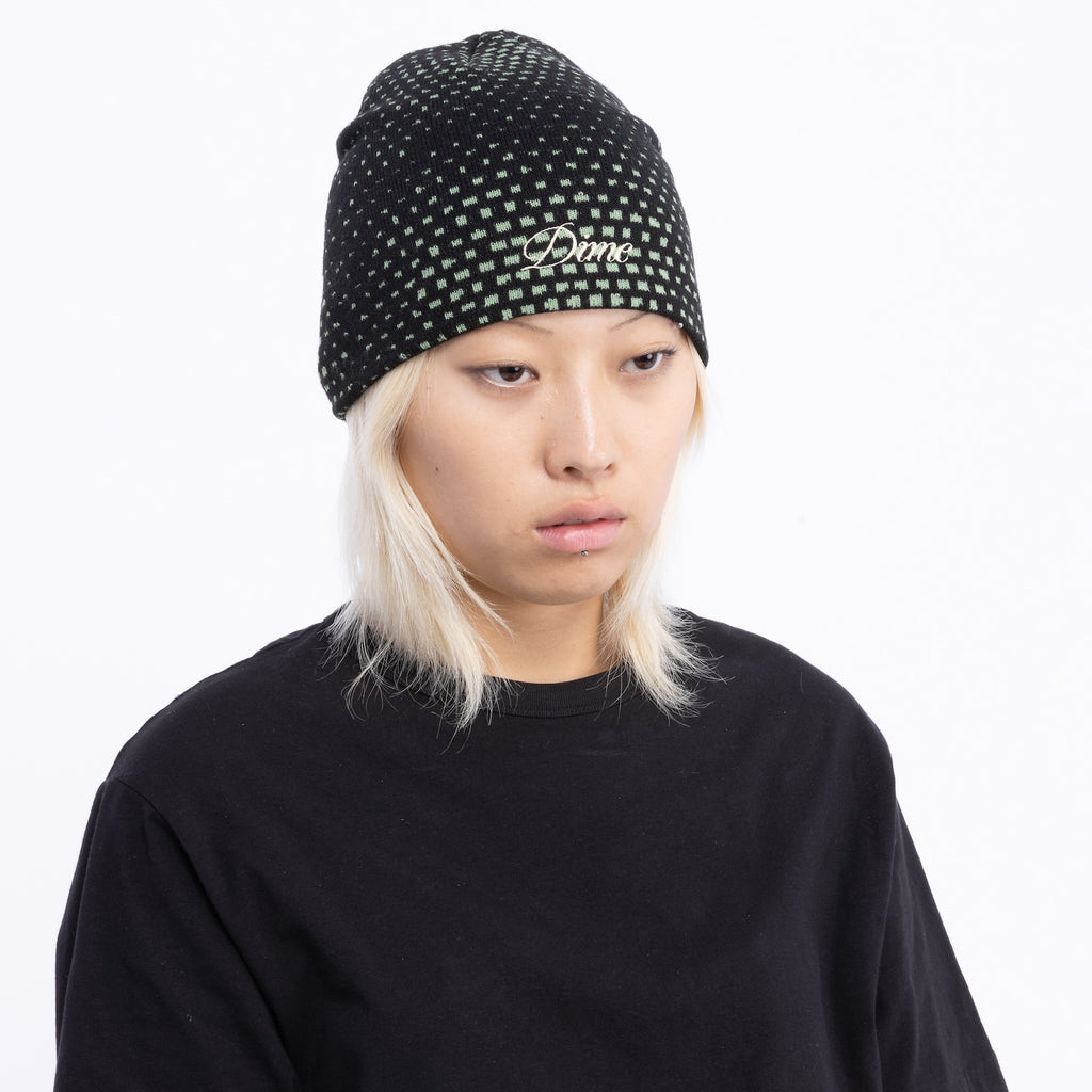 Bonnet Dime MTL Pixel Skully noir porté par un modèle