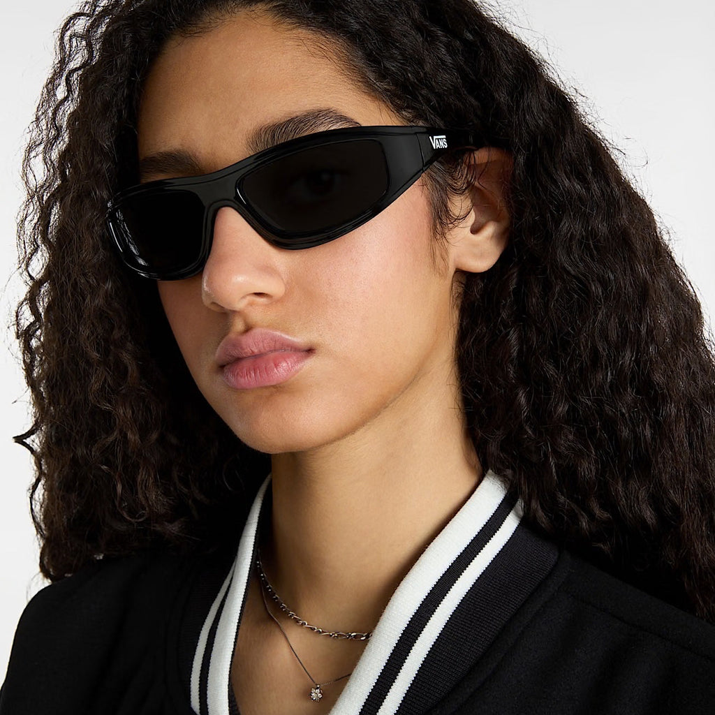 Vans Lunettes de soleil Sunglasses Felix Noir portées par un mannequin