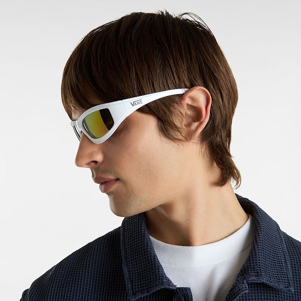 Lunettes Vans Felix blanc sunglasses portées par un mannequin