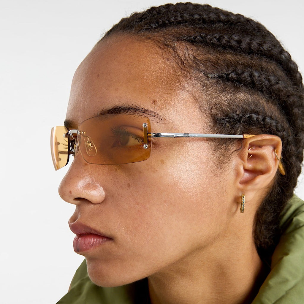 Lunettes de soleil Vans Sunglasses Gemini portées par un mannequin