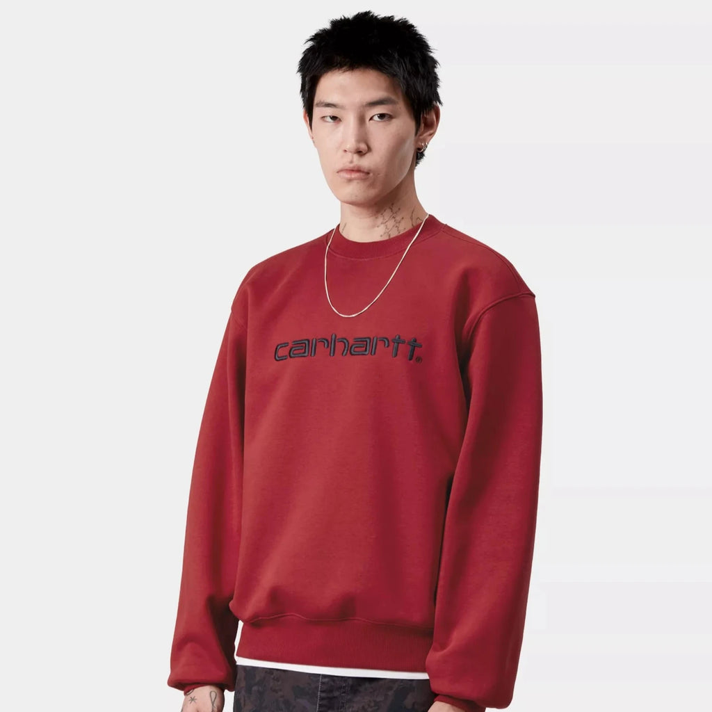 Sweat-shirt Carhartt WIP Script Scarlet/Graphite en coton/polyester épais 440 g/m², coupe ample avec logo brodé – dispo à Mons. Porté par un mannequin