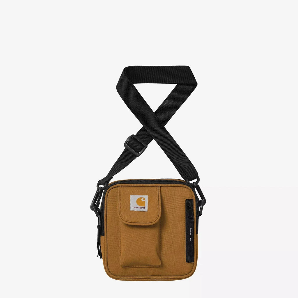 Sac Carhartt WIP Essentials Small Hamilton Brown en polyester recyclé déperlant 1,7 L avec poches multiples et logo Square Label – dispo à Mons.