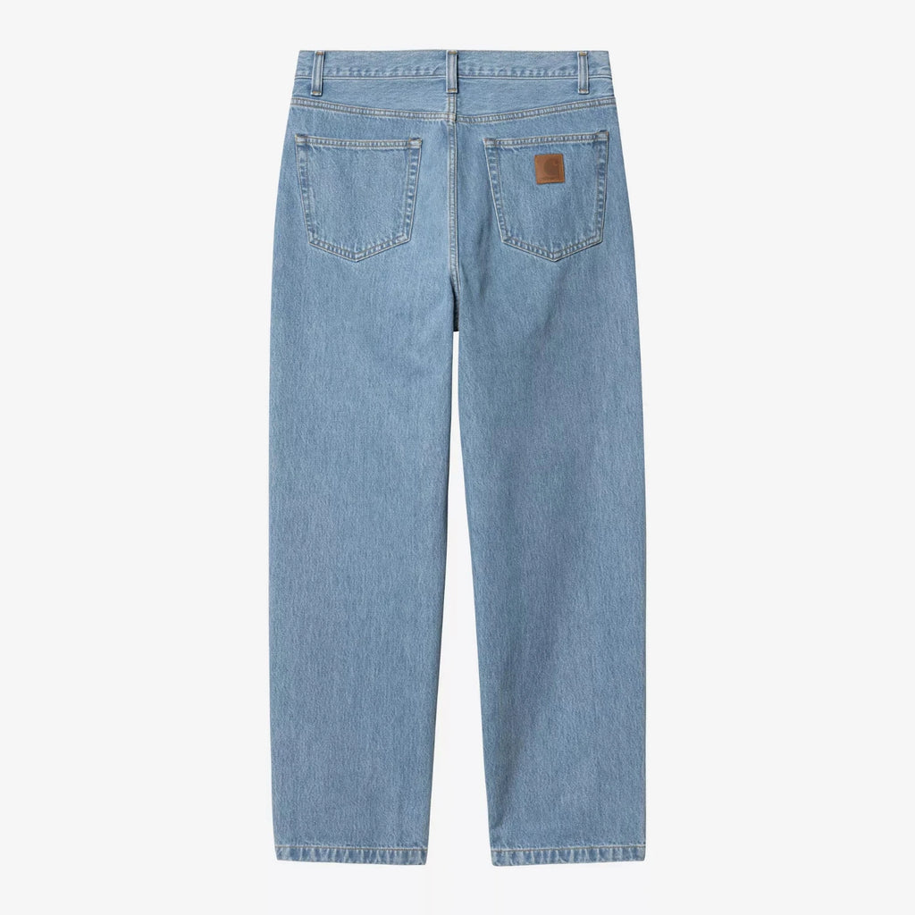 Jean Carhartt WIP Aaron en denim Smith 13,5 oz, coupe regular tapered à taille basse avec Square Label en cuir artificiel – dispo à Mons. Vu de dos 