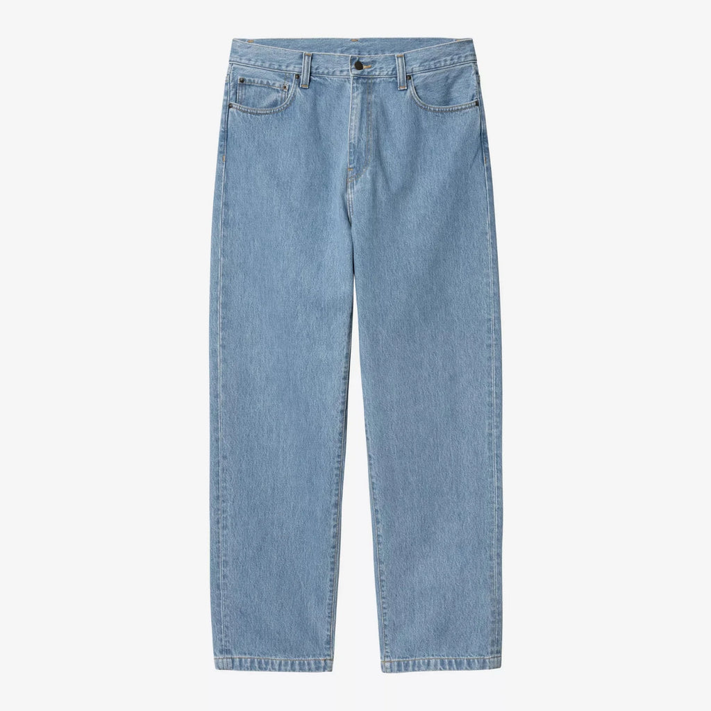 Jean Carhartt WIP Aaron en denim Smith 13,5 oz, coupe regular tapered à taille basse avec Square Label en cuir artificiel – dispo à Mons.