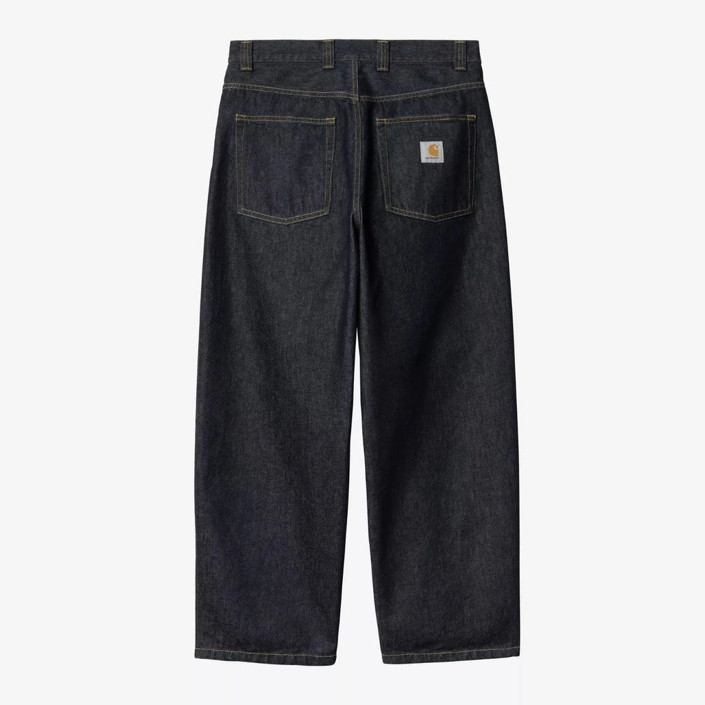 Pantalon Carhartt WIP Brandon Blue Rinsed en denim coton épais 13,5 oz, coupe loose straight fit avec étiquette Square Label – dispo à Mons.