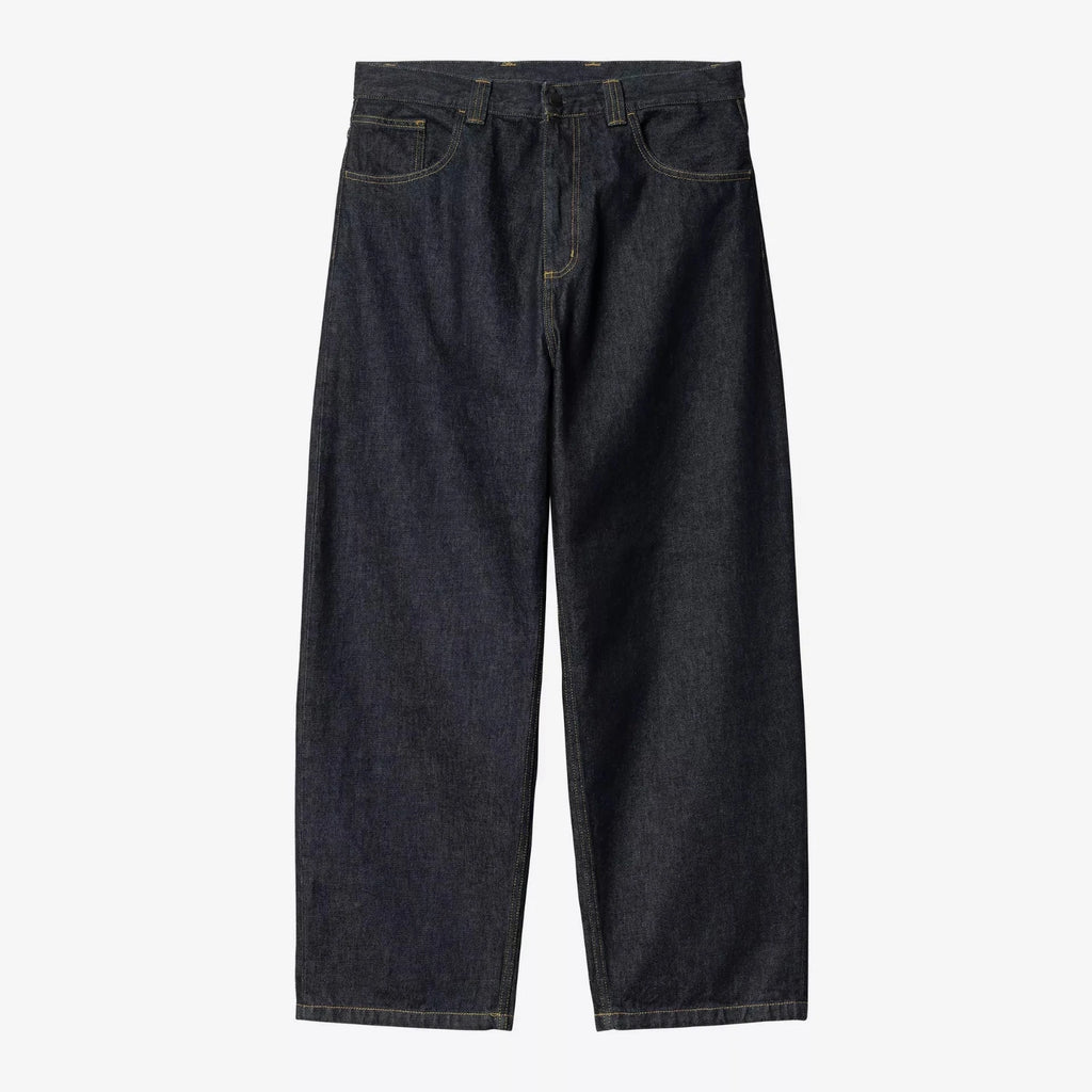 Pantalon Carhartt WIP Brandon Blue Rinsed en denim coton épais 13,5 oz, coupe loose straight fit avec étiquette Square Label – dispo à Mons. Vu de face