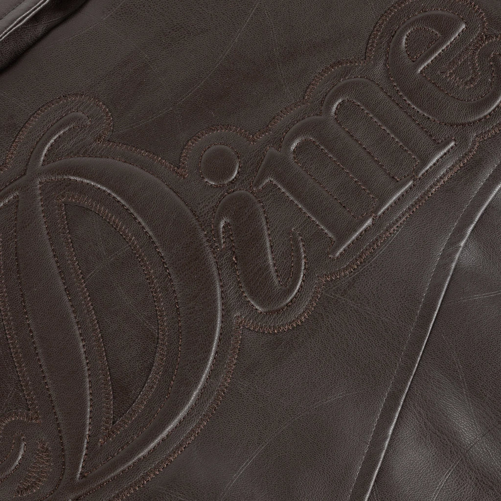 Manteau Debossed Wavy Dime MTL – matelassage gaufré, logo oversize en relief, fermeture YKK double sens et finitions haut de gamme. Vue sur le logo embossé 