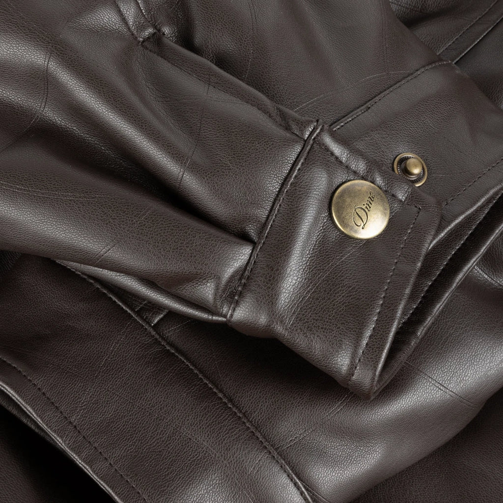 Manteau Debossed Wavy Dime MTL – matelassage gaufré, logo oversize en relief, fermeture YKK double sens et finitions haut de gamme. Vue sur les pression de la manche
