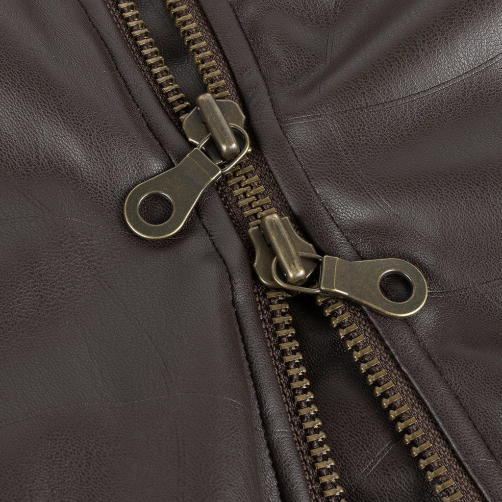 Manteau Debossed Wavy Dime MTL – matelassage gaufré, logo oversize en relief, fermeture YKK double sens et finitions haut de gamme. Vue sur la fermeture éclair