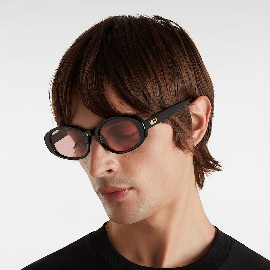 Vans out there sunglasses black portées par un mannequin