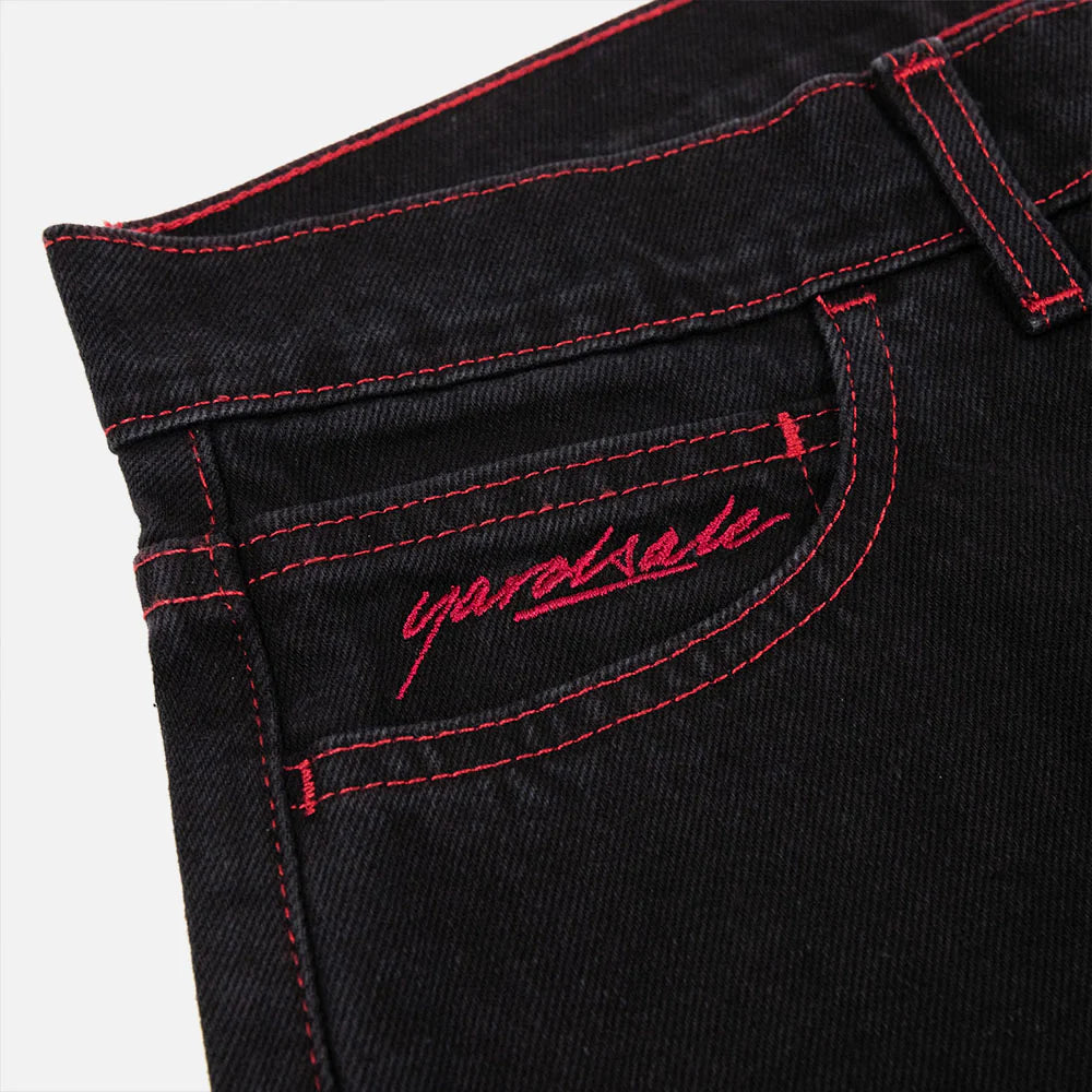 Jean Yardsale Phantasy Denim Black relaxed fit avec surpiqûres rouges et logos brodés – Yagö Skateshop Mons. Zoom sur la broderie de la poche
