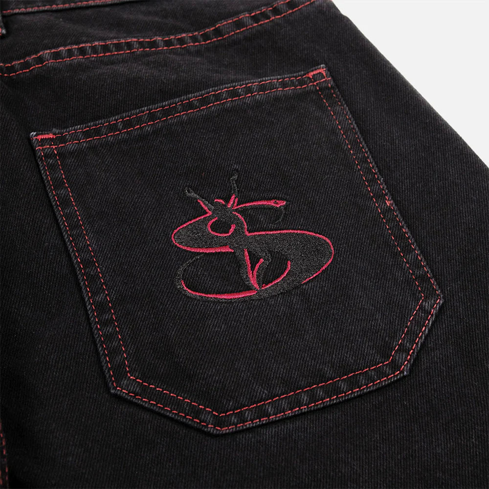 Jean Yardsale Phantasy Denim Black relaxed fit avec surpiqûres rouges et logos brodés – Yagö Skateshop Mons. Zoom sur la broderie de la poche arrière
