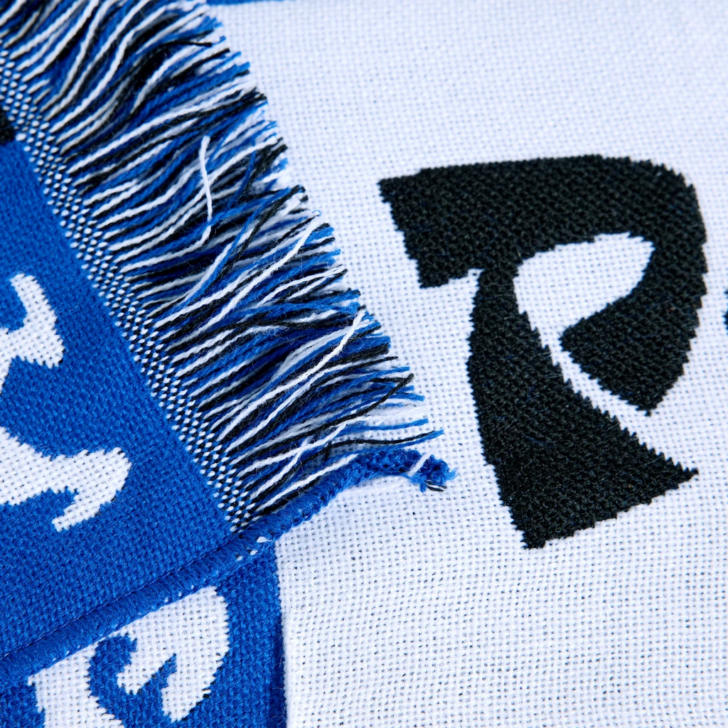 Écharpe Polar Skate Co. Football Scarf Checkers Blue en acrylique. Style skate et chaleur, fabriquée au Portugal. Disponible près de Mons. Zoom sur les extrémités