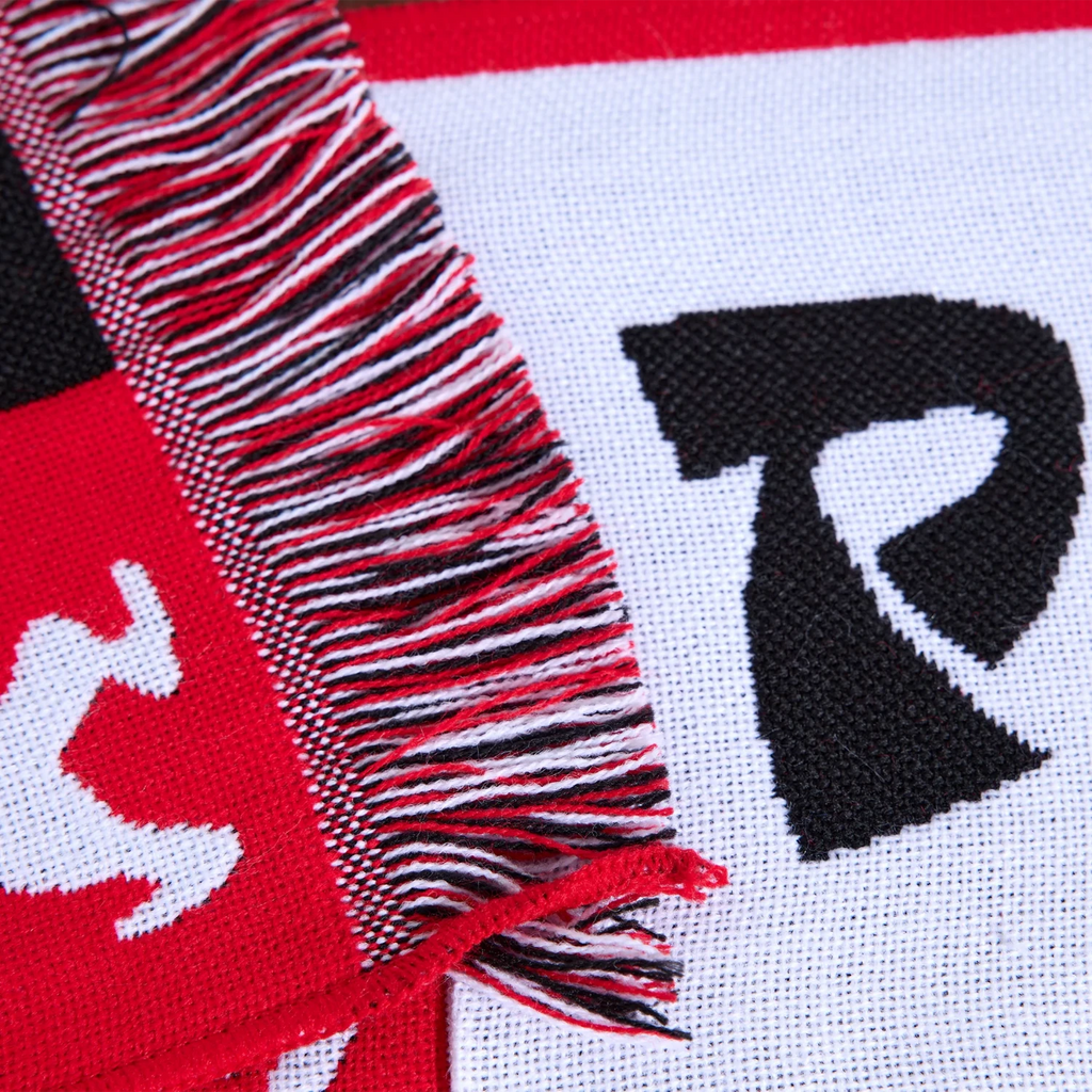 Écharpe Polar Skate Co. Football Scarf Checkers Red en acrylique, motif rouge à carreaux – accessoire skatewear à Mons. Zoom sur les détails