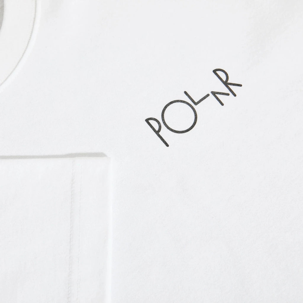 T-shirt Polar Skate Co. Sculpture Dream White en coton 240 g/m² avec artwork Pontus Alv, sérigraphie et coupe regular fit – disponible à Mons. Zoom sur l'impression poitrine