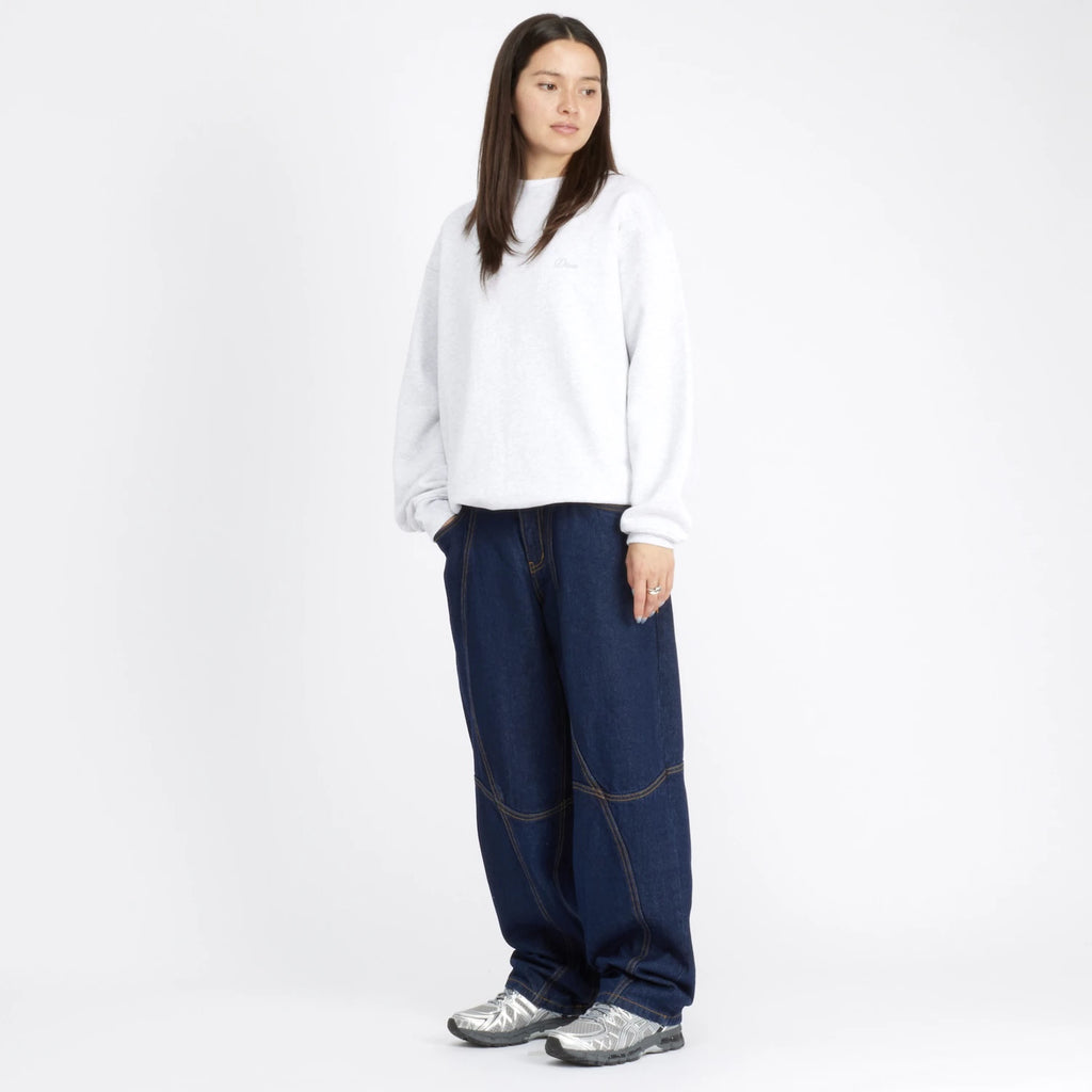 Baggy Denim MTL porté par un mannequin indigo 