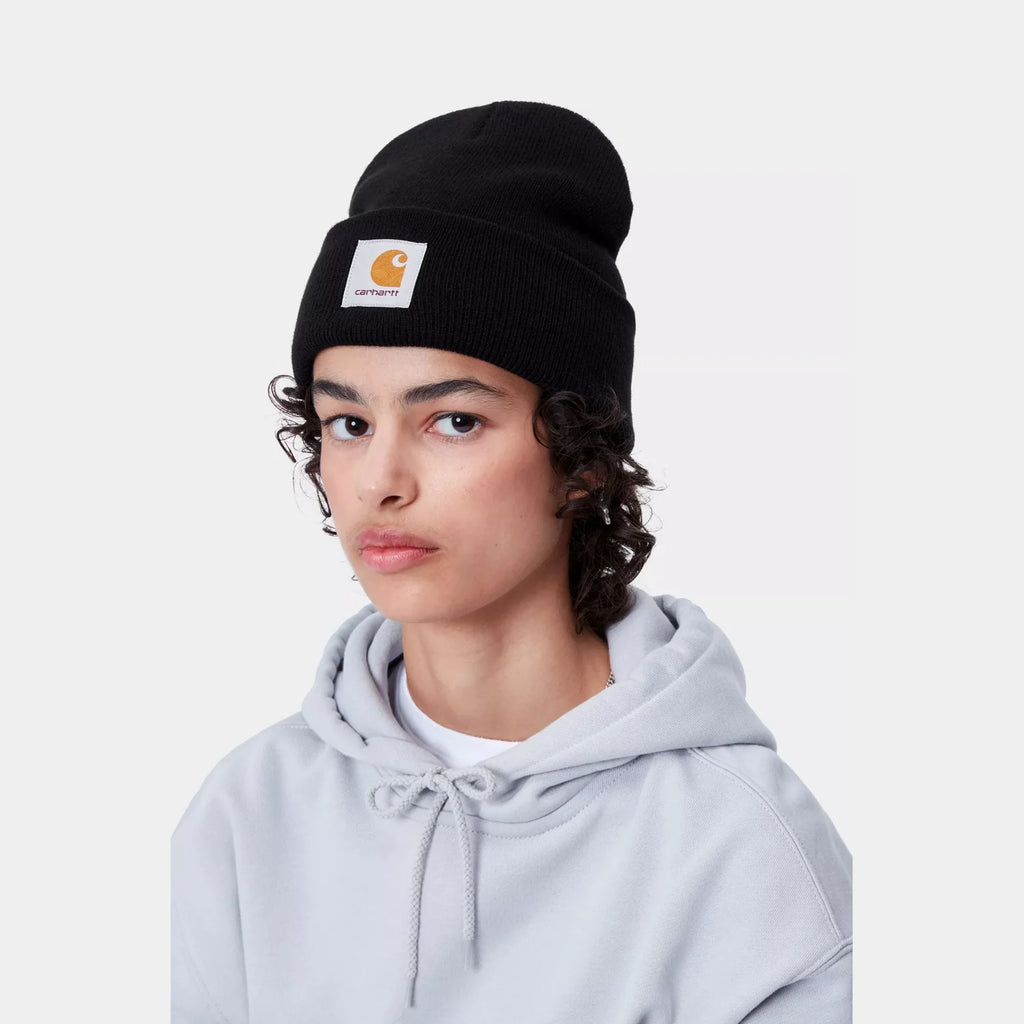 Short Watch Hat Black Vu de face porté par un mannequin