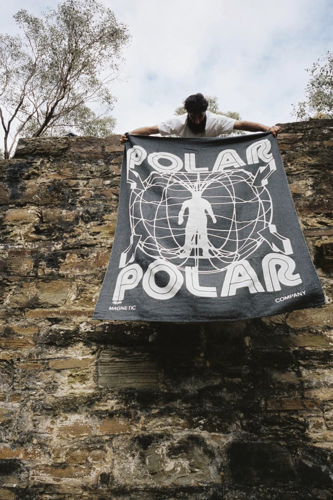 Nick Boserio qui tient un essui de bain Polar Skate Co.