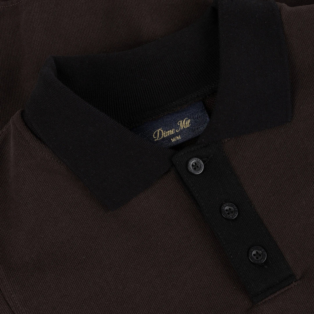 Polo French Terry Dime MTL – coton 100 %, coutures ondulées, broderie poitrine et finitions côtelées, parfait pour un look skate chic. Vue sur le col