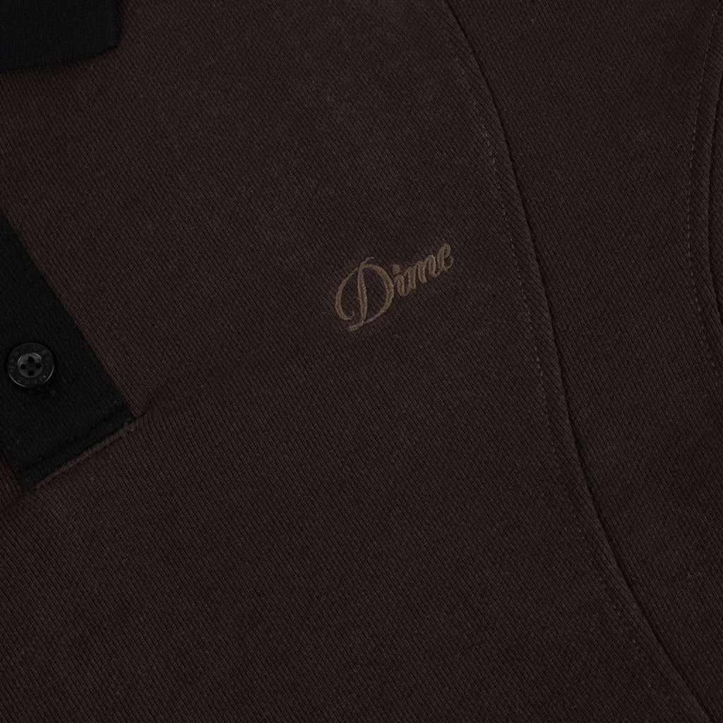 Polo French Terry Dime MTL – coton 100 %, coutures ondulées, broderie poitrine et finitions côtelées, parfait pour un look skate chic. Vue sur le logo brodé