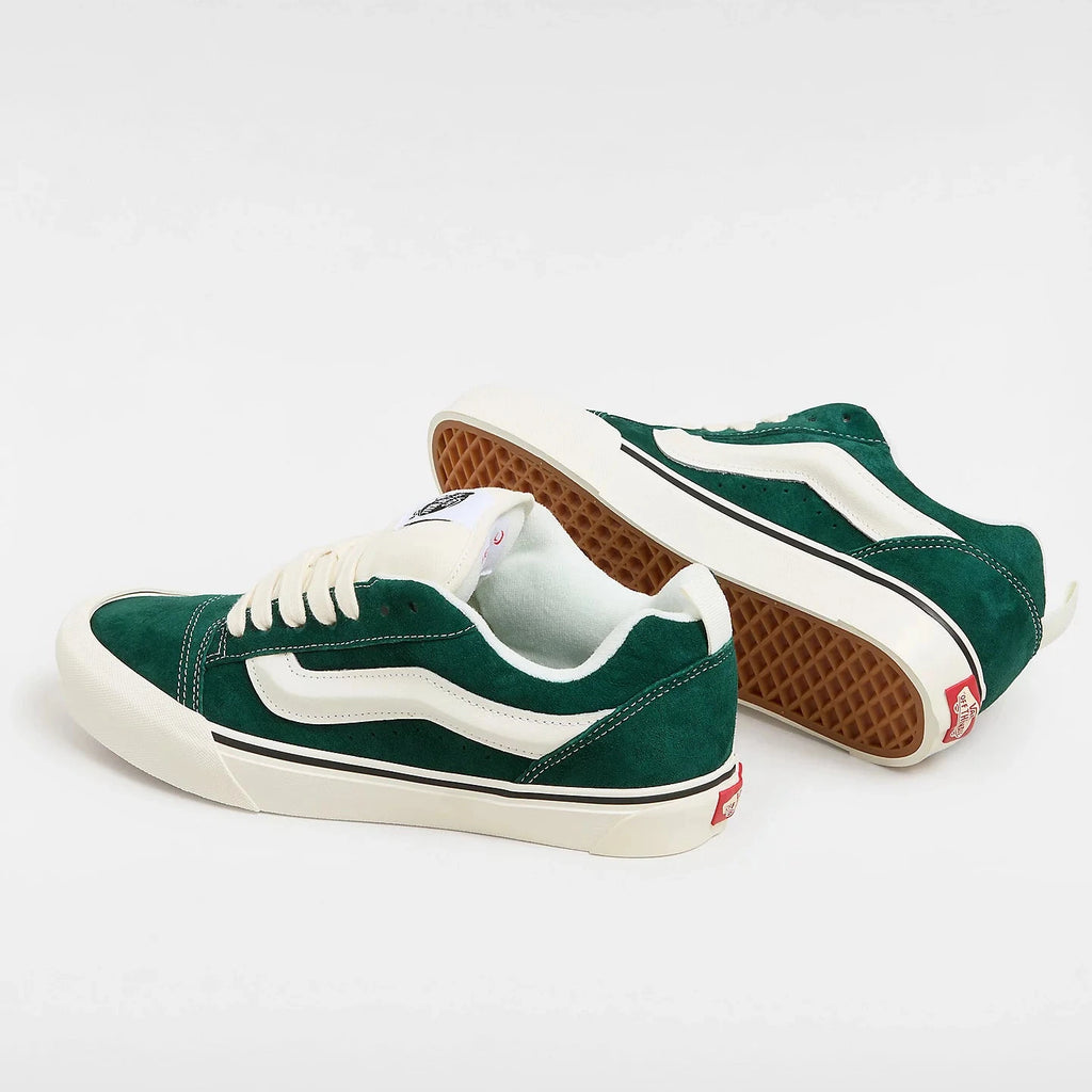 Chaussures Vans Knu Skool Green White vue sur la paire de côté et couchée