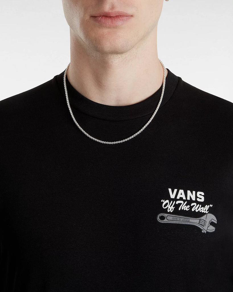 Mannequin portant le T-shirt Vans Wrenched Black vue détaillée sur le graphique à la poitrine