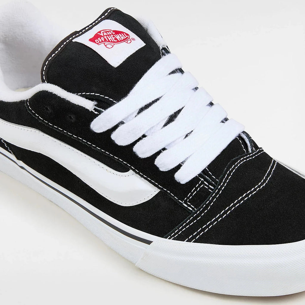 Chaussures Vans Knu Skool Black White vue zoomée 3/4 face sur le haut de la chaussure 