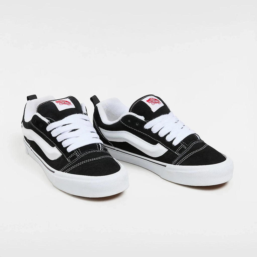 Chaussures Vans Knu Skool Black White vue de 3/4 face