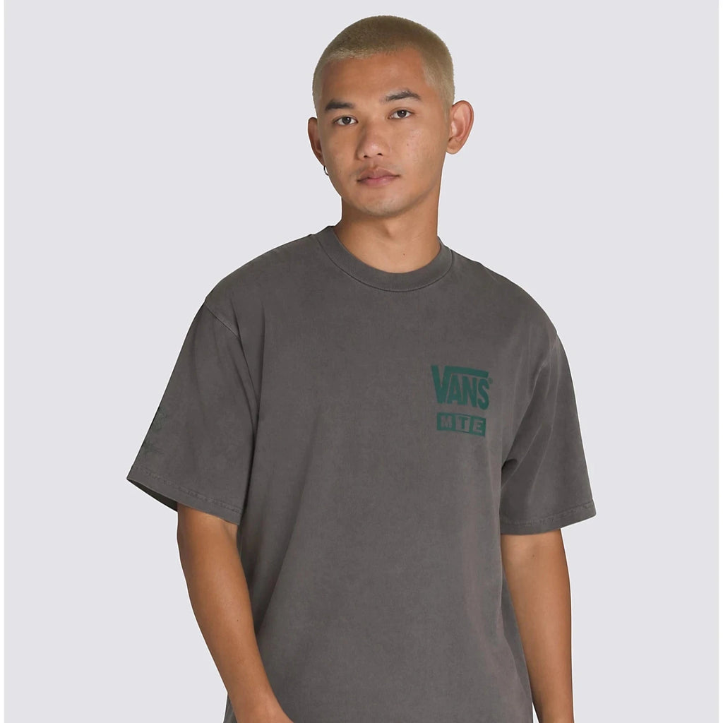 Mannequin portant le T-shirt Vans MTE Sabertooth Black vu de face