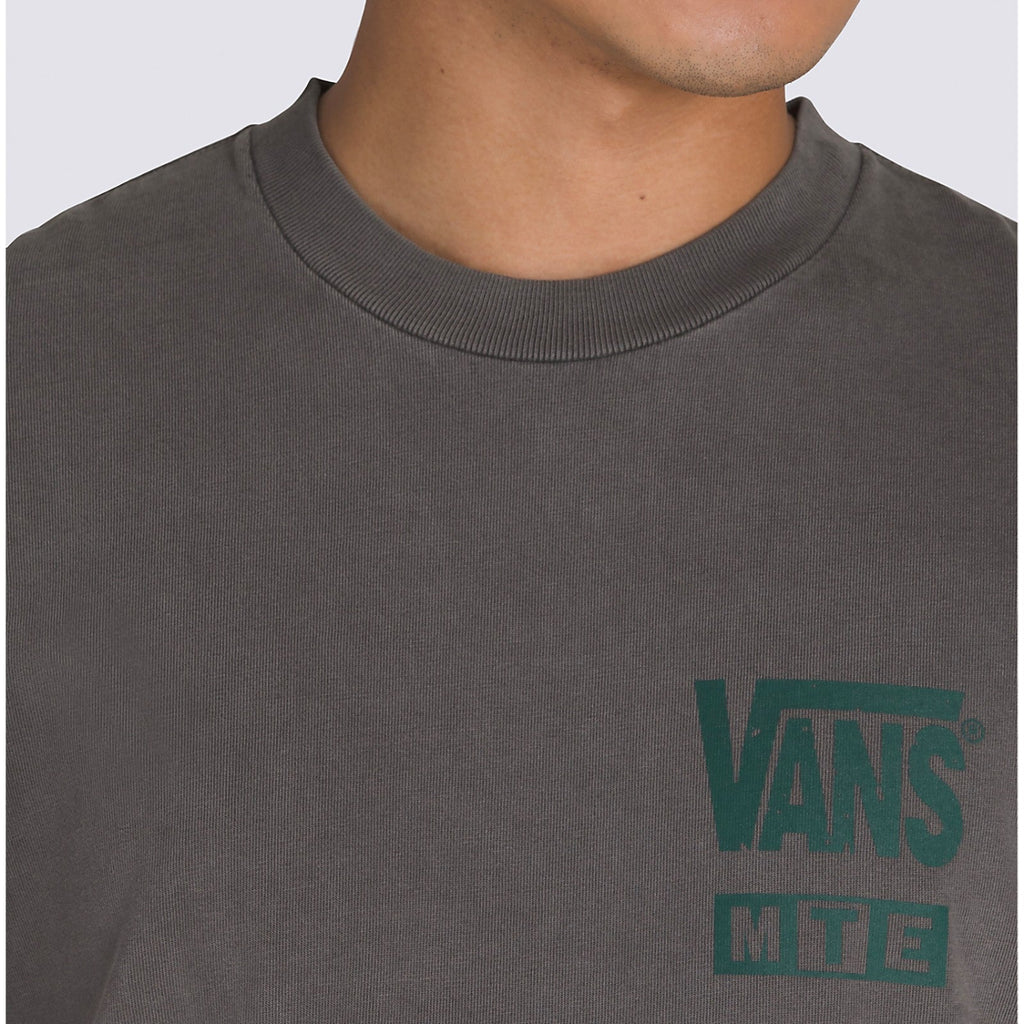 Mannequin portant le T-shirt Vans MTE Sabertooth Black zoom sur le dessin poitrine