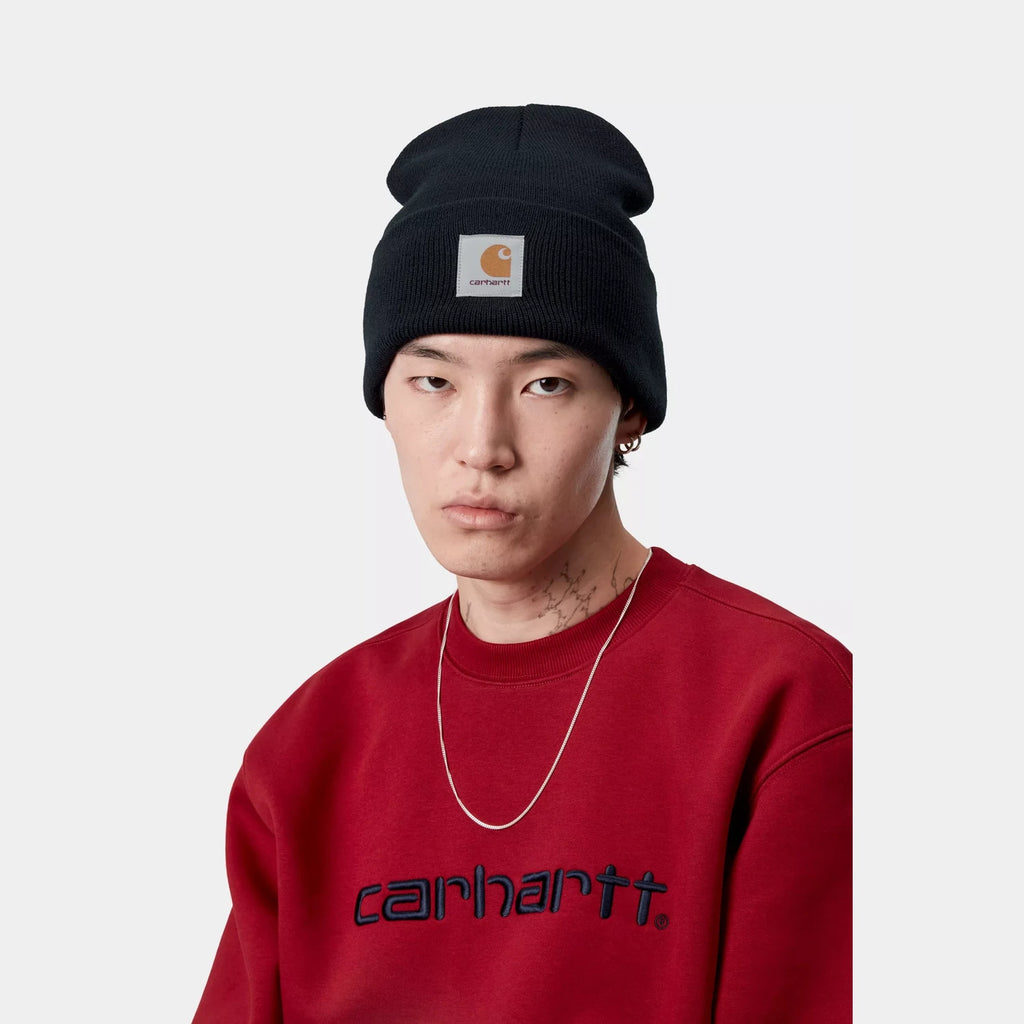 Carhartt WIP Acrylic Watch Hat Deep Night bonnet côtelé unisexe – skateshop Mons. Porté par un mannequin