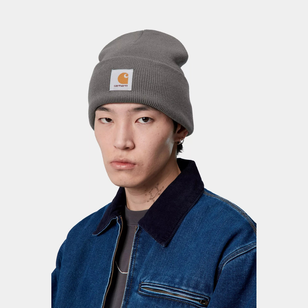 Carhartt WIP Acrylic Watch Hat Porphyry bonnet côtelé unisexe en acrylique – skateshop Mons. Porté par un mannequin
