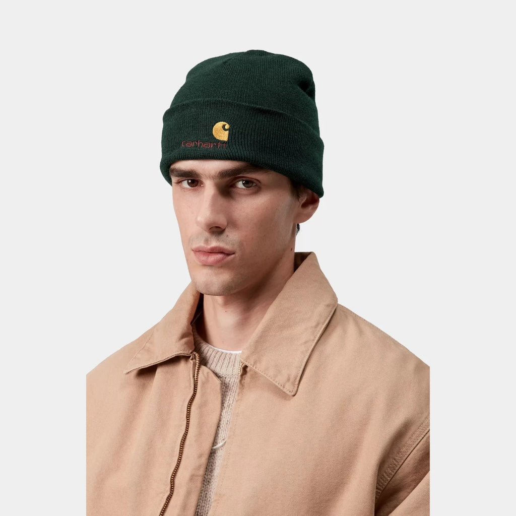 Bonnet Carhartt WIP American Script Porphyry en polyester recyclé avec logo brodé – skateshop Mons. Porté par un mannequin