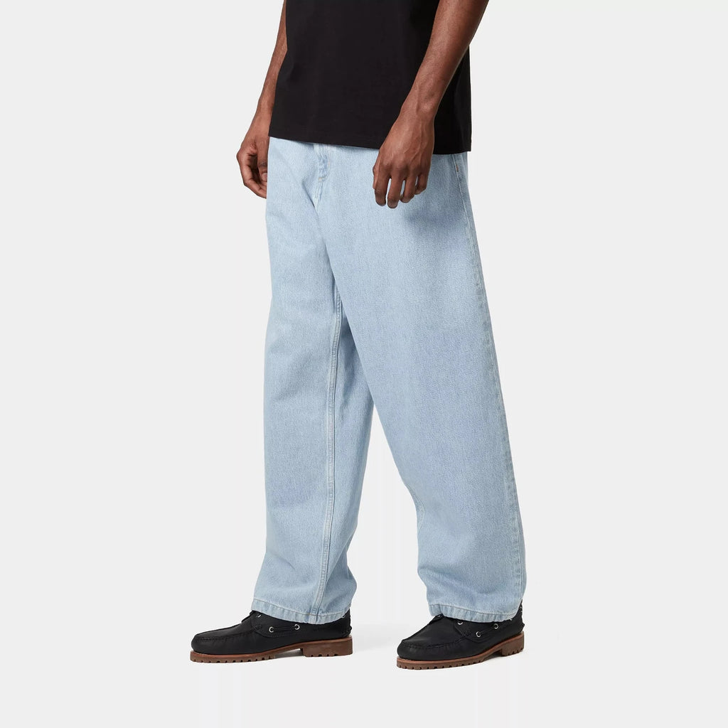 Carhartt WIP Pant Denim Blue heave stone Bleached vue de 3/4 face porté par un mannequin