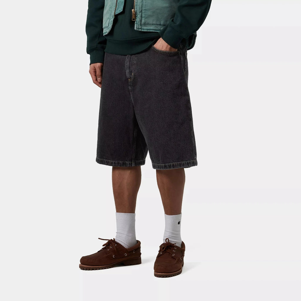 Carhartt WIP Brandon Short black stone washed vu de 3/4 face porté par un mannequin