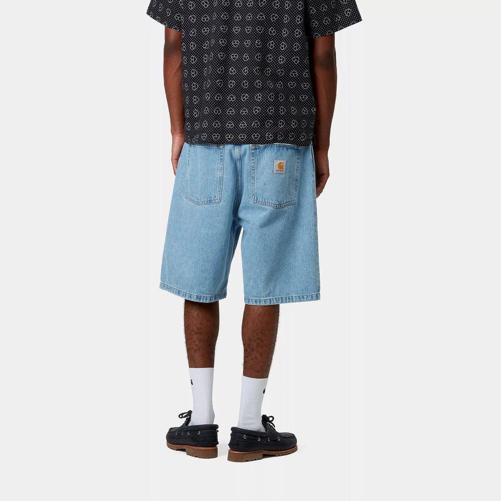 Carhartt WIP short Blue stone bleached vu de dos porté par un mannequin