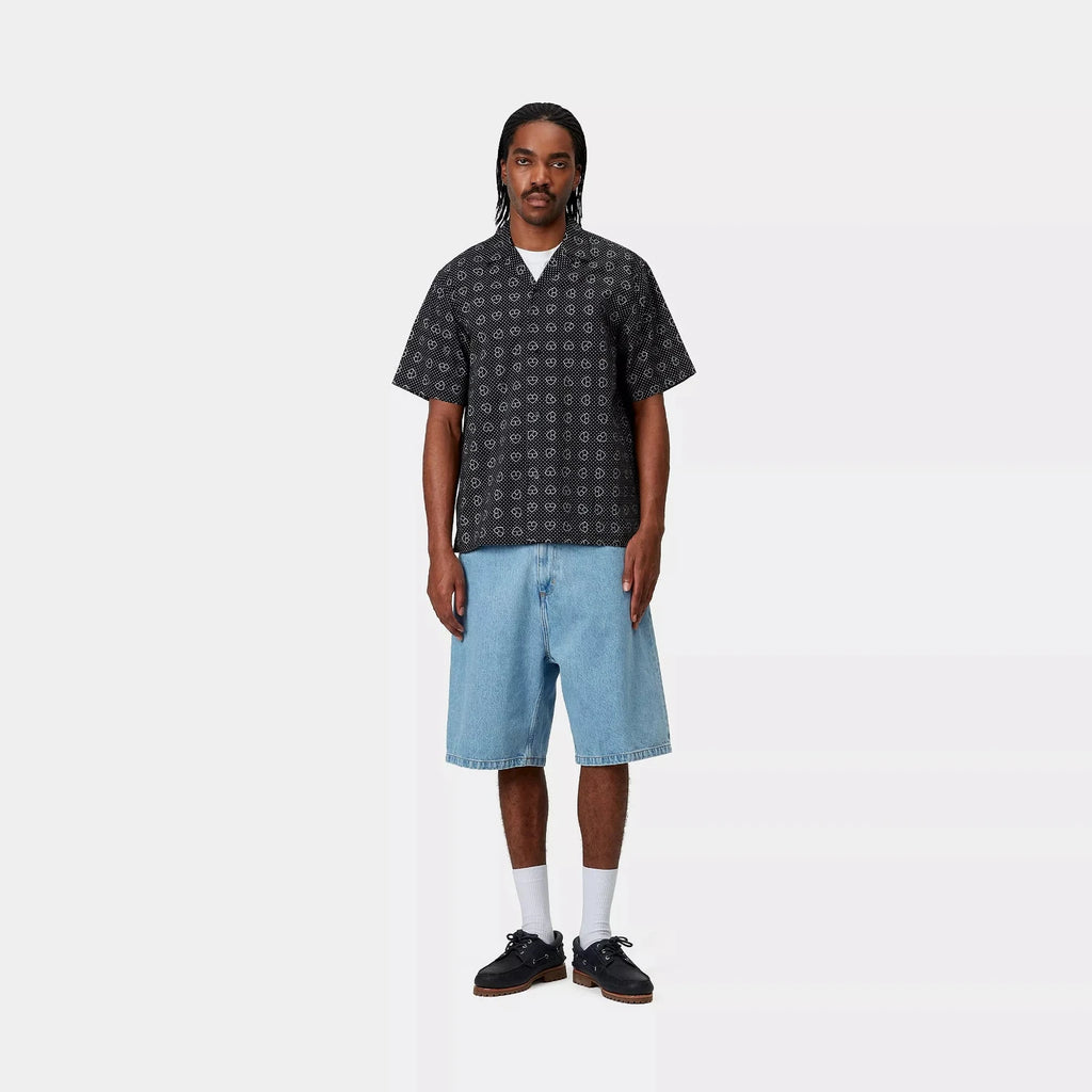 Carhartt WIP short Blue stone bleached vu de face porté par un mannequin en entier